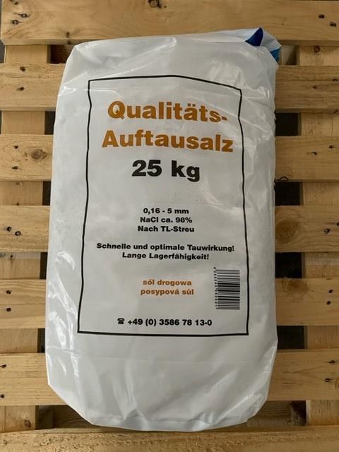 Streusalz kaufen in Marienberg: 25-kg-Sack Qualitäts-Auftausalz (Kornklasse 0,16–5 mm, ca. 98 % NaCl, nach TL-Streu) auf Holzpalette bei Lippmann im Erzgebirge