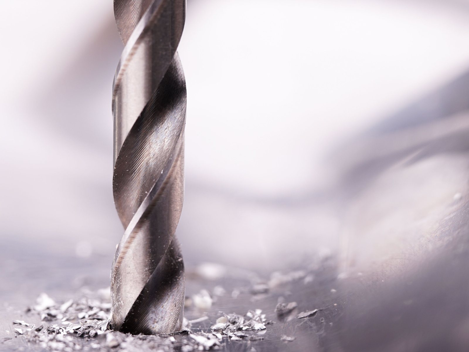 Spiralbohrer bei der Metallzerspanung mit Metallspänen (Nahaufnahme)