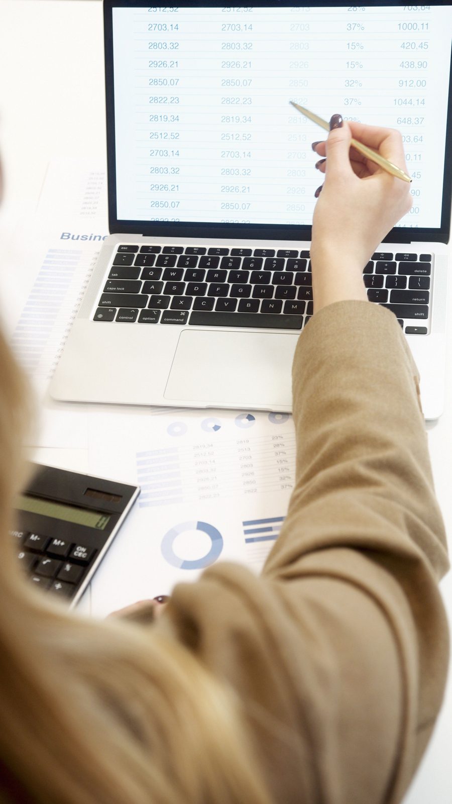 Bedarfserfassung am Laptop: Auswertung von Verbrauchszahlen mit Taschenrechner